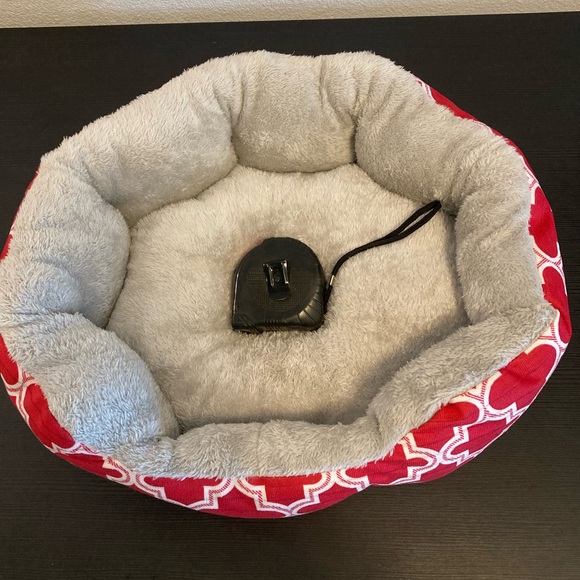 SOLD Small red/white pet bed, fluffy and soft, dog or cat - Picture 8 of 12